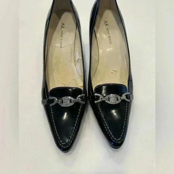 Anne Klein black leather kitten heel shoes with silver emblem size 7.5 - Picture 1 of 10